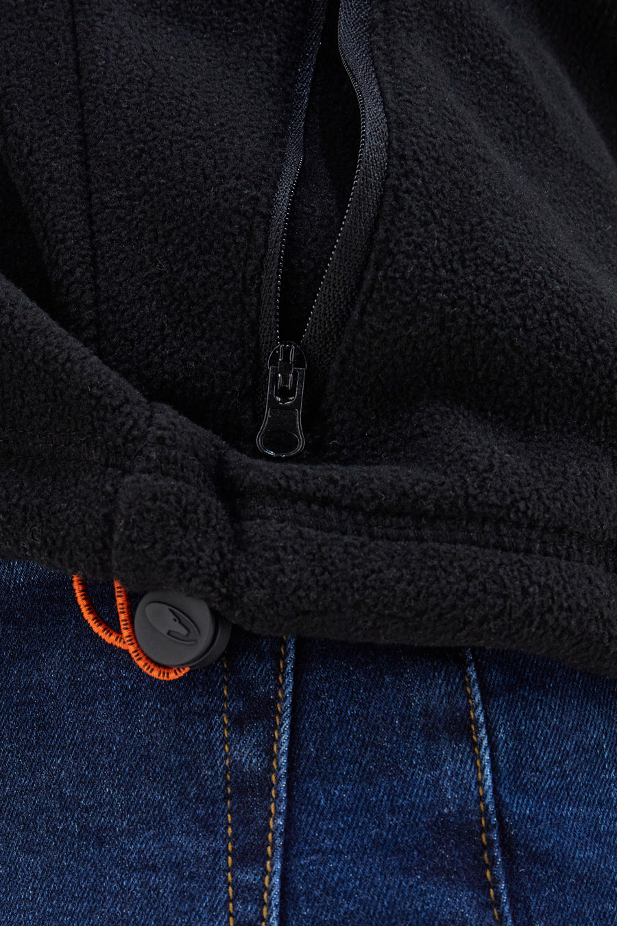 Ärmellose schwarze Fleece-Jacke NO LIMITS MAPF003W24