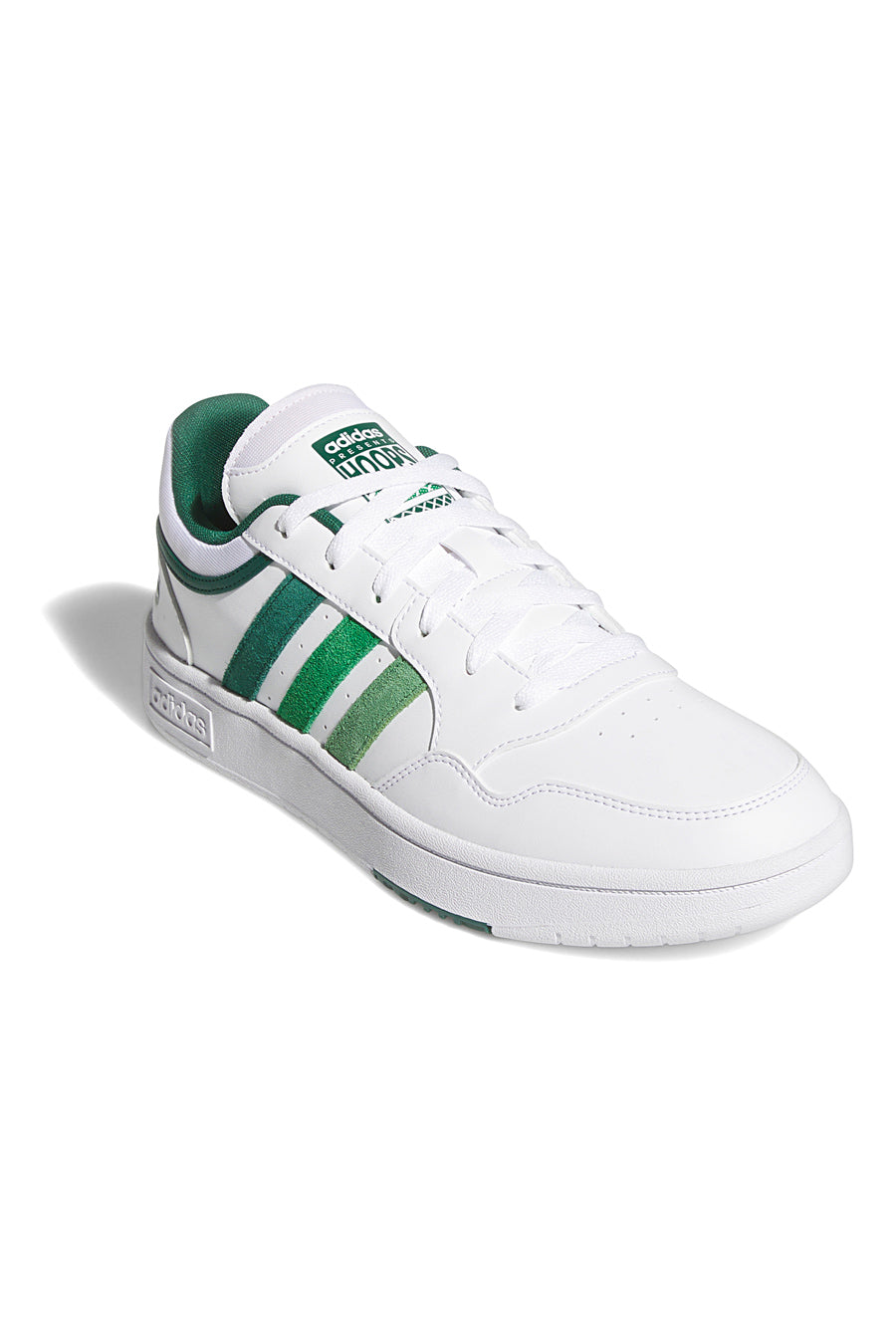 Weiße Turnschuhe mit grünen Bändern Adidas Hoops 3.0